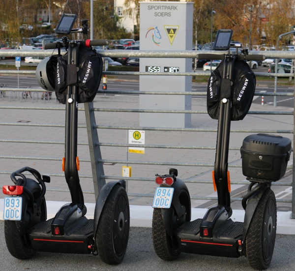 Unsere Segways auf der Fußgängerbrücke am Tivoli in Aachen